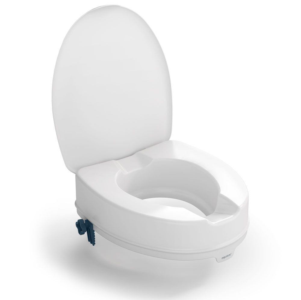 Toilettensitzerhöhung mit geöffnetem Deckel. Weißes Kunststoff. Blaue Befestigungselemente. Aquatec-Logo.