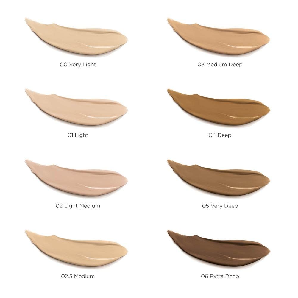 Acht Concealer-Abstriche in verschiedenen Farbtönen. Farbnamen: 00 Very Light, 01 Light, 02 Light Medium, 02.5 Medium, 03 Medium Deep, 04 Deep, 05 Very Deep, 06 Extra Deep.