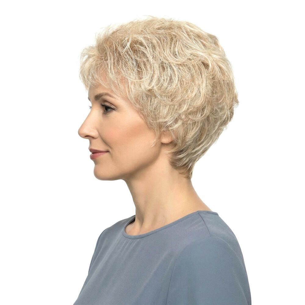 Blond gefärbte Perücke mit kurzem, gewelltem Haar. Die Perücke bedeckt den Kopf einer Frau im Profil.