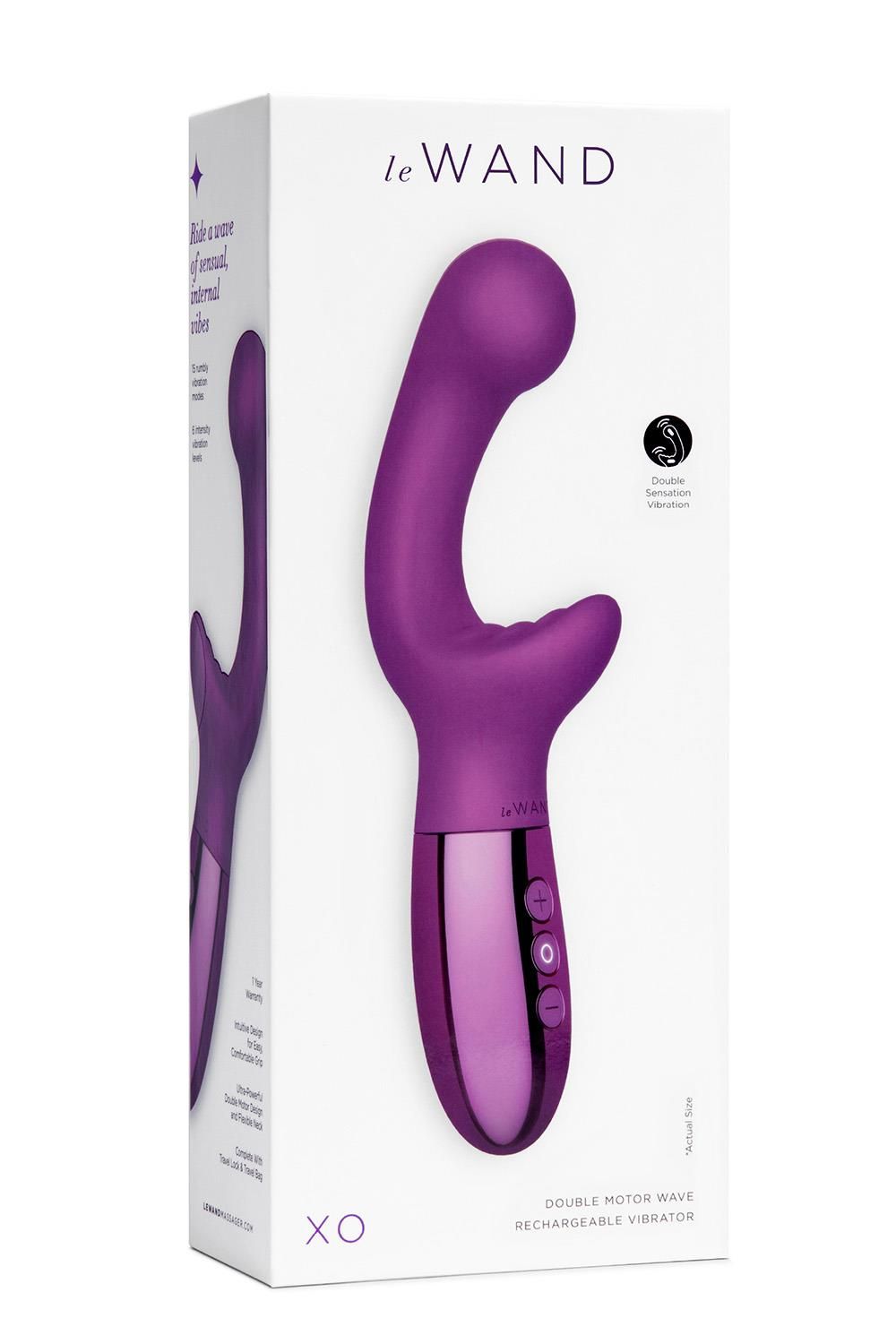 Produktverpackung mit lila Vibrator. Text: Le Wand, XO, Double Motor Wave, wiederaufladbarer Vibrator. Mit Zertifizierungszeichen.