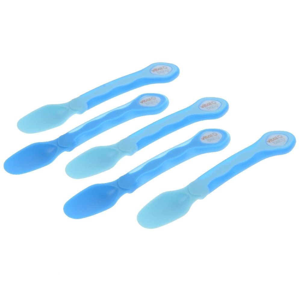 Fünf blaue Baby-Löffel. Löffelköpfe und Griffe in verschiedenen Blautönen. Auf den Griffen ist das Logo "Vital Baby" zu sehen.
