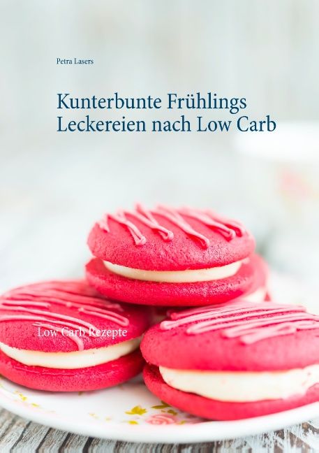 Rote Gebäckstücke mit weißer Creme-Füllung, dekoriert mit rosa Streifen. Aufschrift: Low Carb Rezepte.