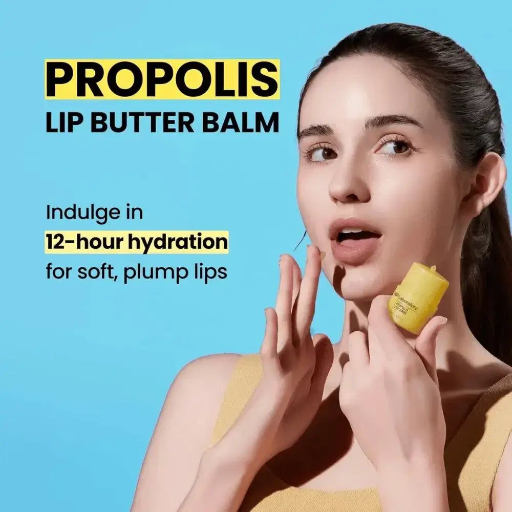 Frau mit gelbem Lippenbalsam. Text: PROPOLIS LIP BUTTER BALM. Indulge in 12-hour hydration for soft, plump lips.