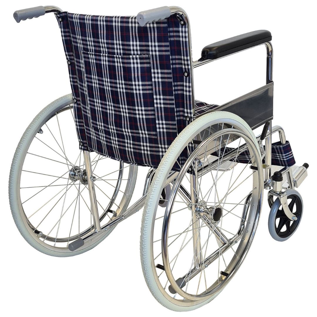 Rollstuhl von hinten. Karierte Rückenlehne, Metallrahmen, große Räder und kleine Vorderräder.