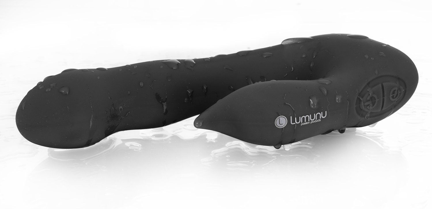 Schwarzer Vibrator mit Wasser bedeckt. Logo und Bedienknöpfe sind sichtbar.