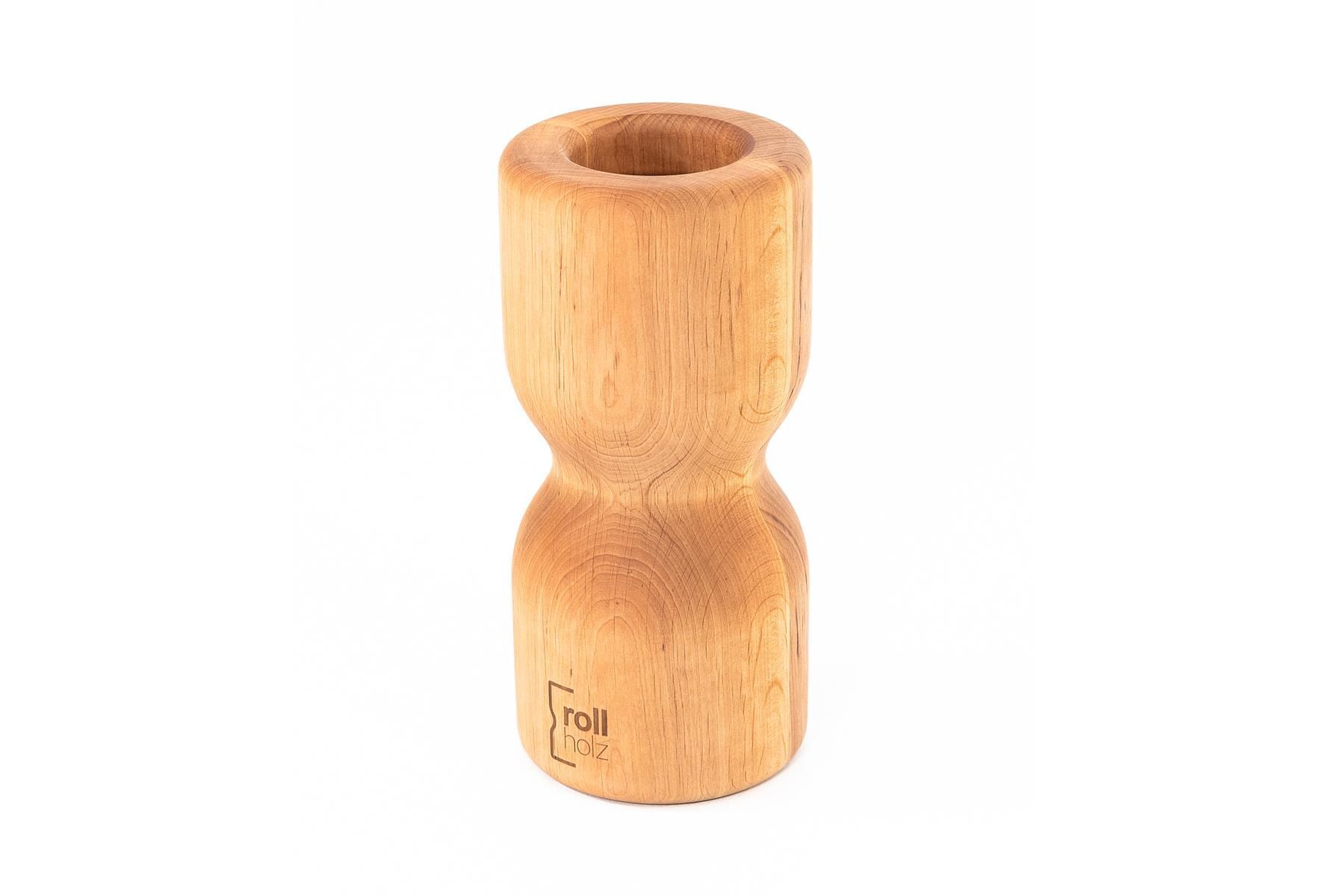 Faszienrolle aus hellem Holz. Zylindrische Form mit taillierter Mitte und Aussparung. Logo 'rollholz'.
