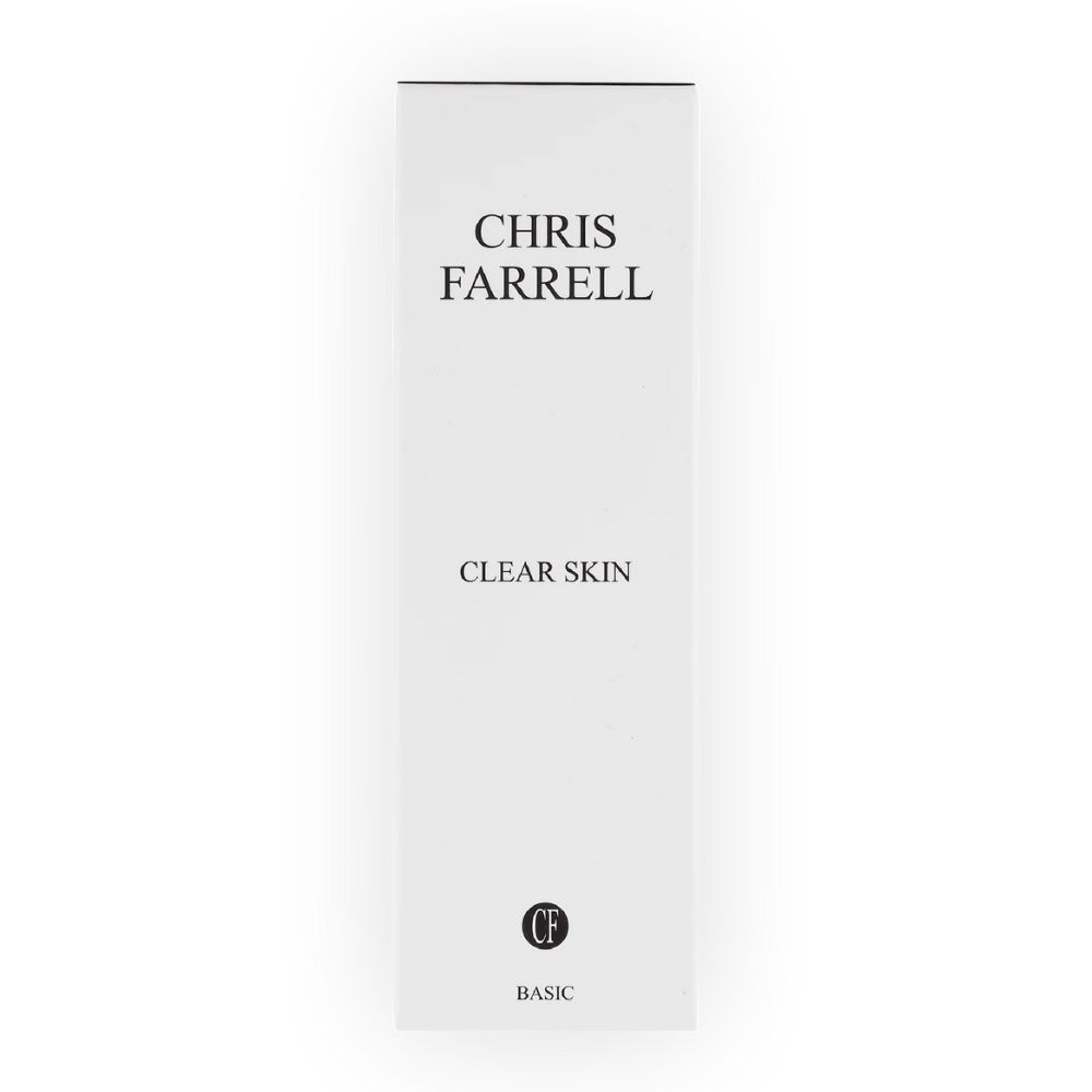 Weiße Produktverpackung mit schwarzem Text. Oben steht "CHRIS FARRELL", darunter "CLEAR SKIN". Unten steht "BASIC" und ein Logo.