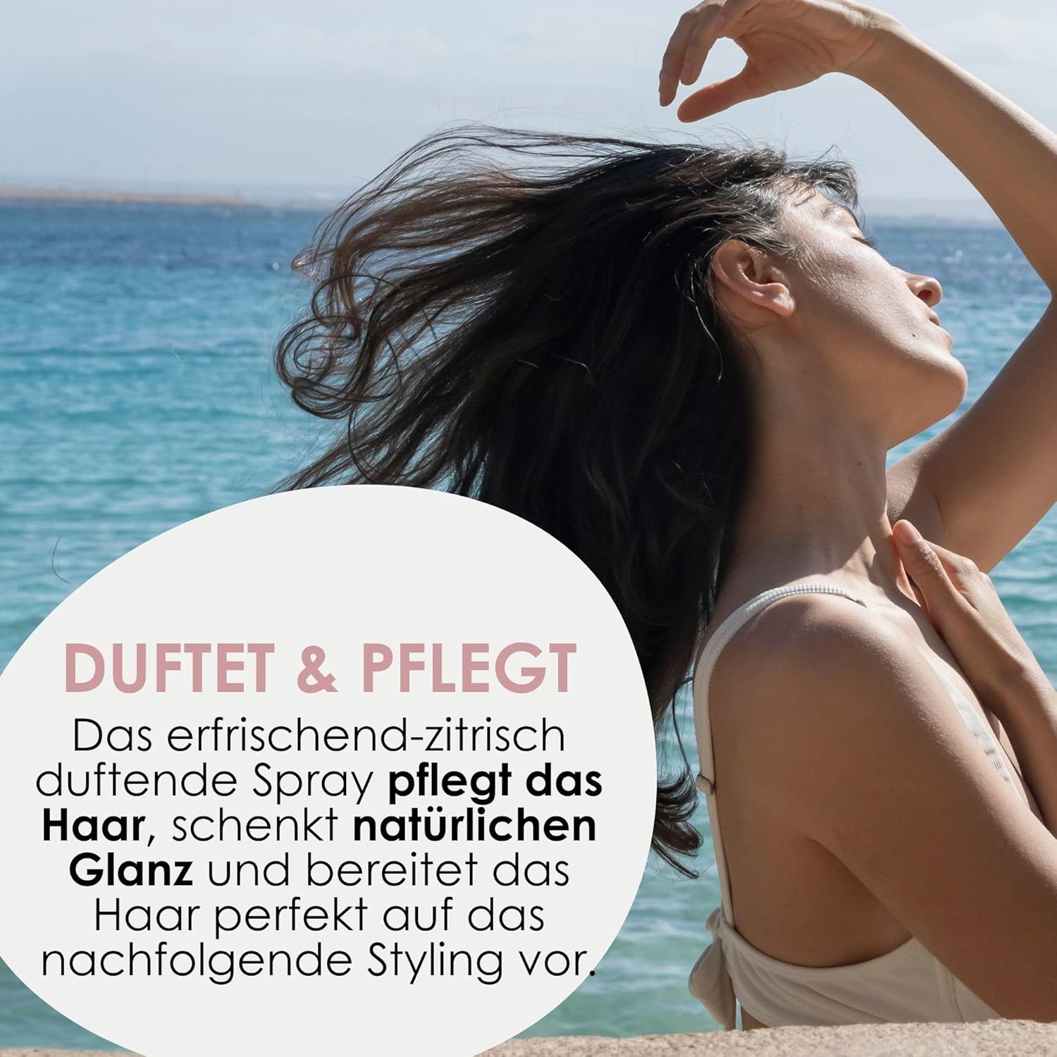Frau mit langen, dunklen Haaren am Strand. Text: Duftet & pflegt. Das Spray pflegt das Haar, schenkt Glanz und bereitet das Styling vor.