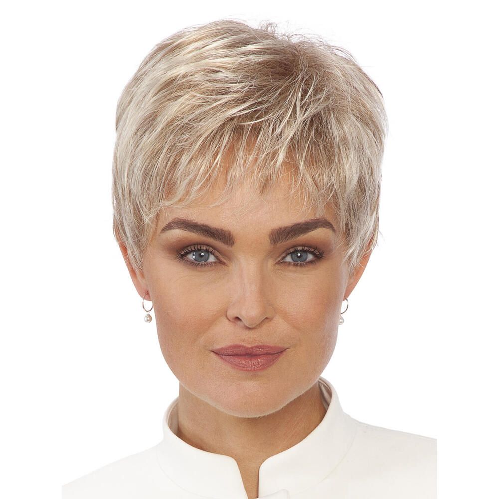 Kurzhaarperücke in Blondtönen. Frontale Ansicht einer Frau mit Perücke, die Ohrringe trägt.