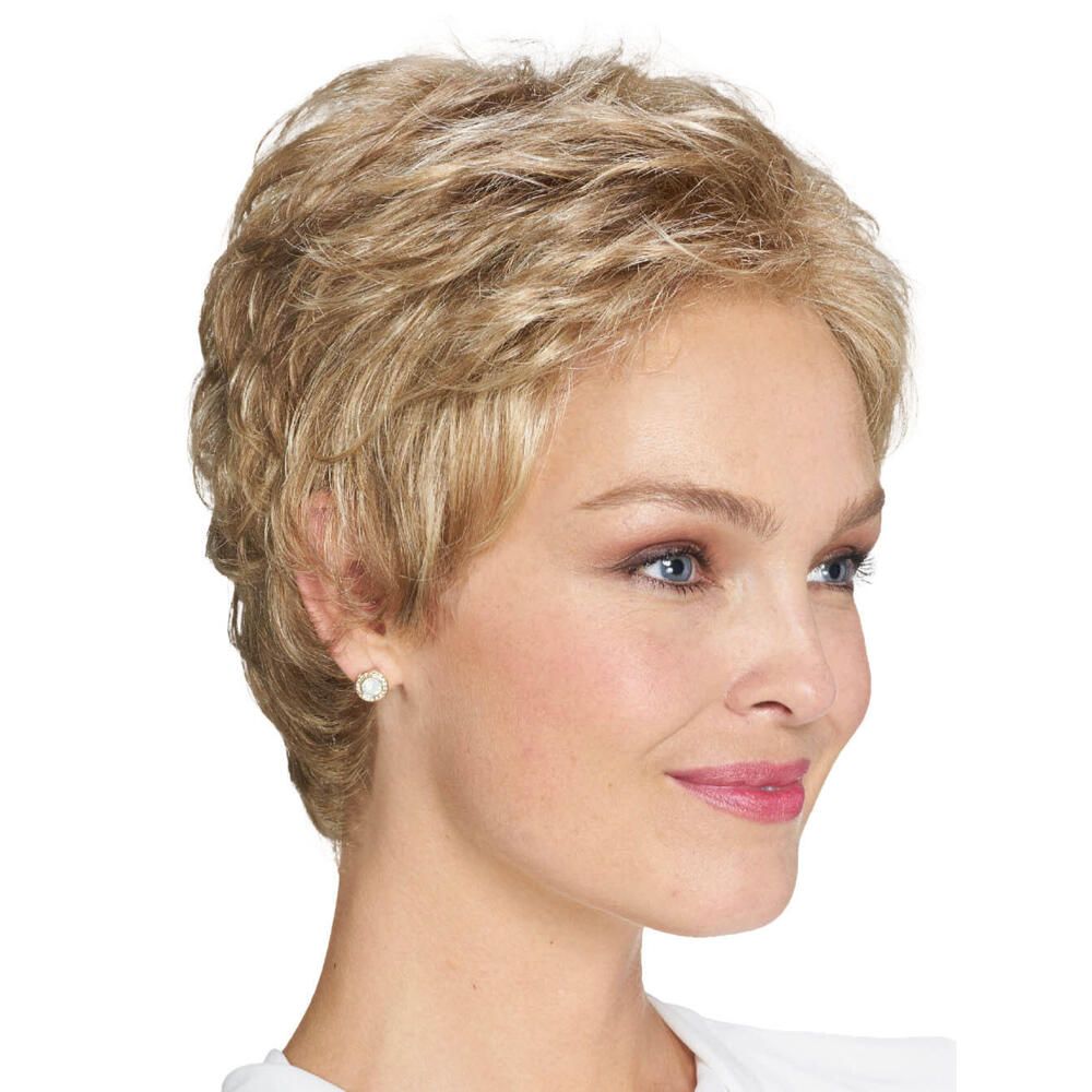 Blonde Kurzhaarperücke. Seitenansicht einer Frau mit Perücke. Kurze, gewellte Haare. Hautfarbener Hintergrund.