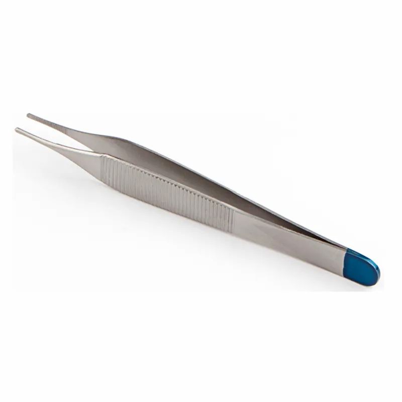 Pinzette aus Metall mit blauer Spitze. Längliche Form mit geriffelter Oberfläche.