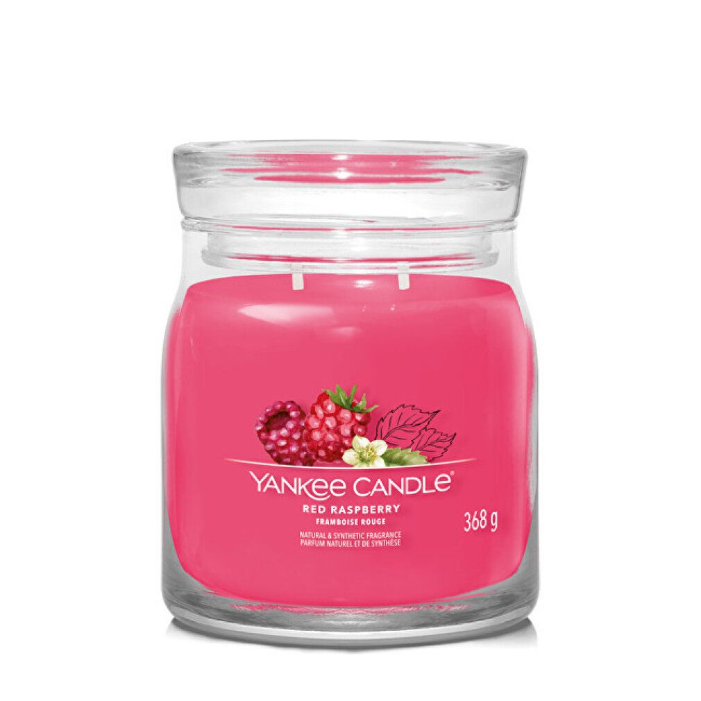 Rote Kerze im Glasbehälter. Aufschrift: Red Raspberry, 368g. Abbildung von Himbeeren und Blättern.