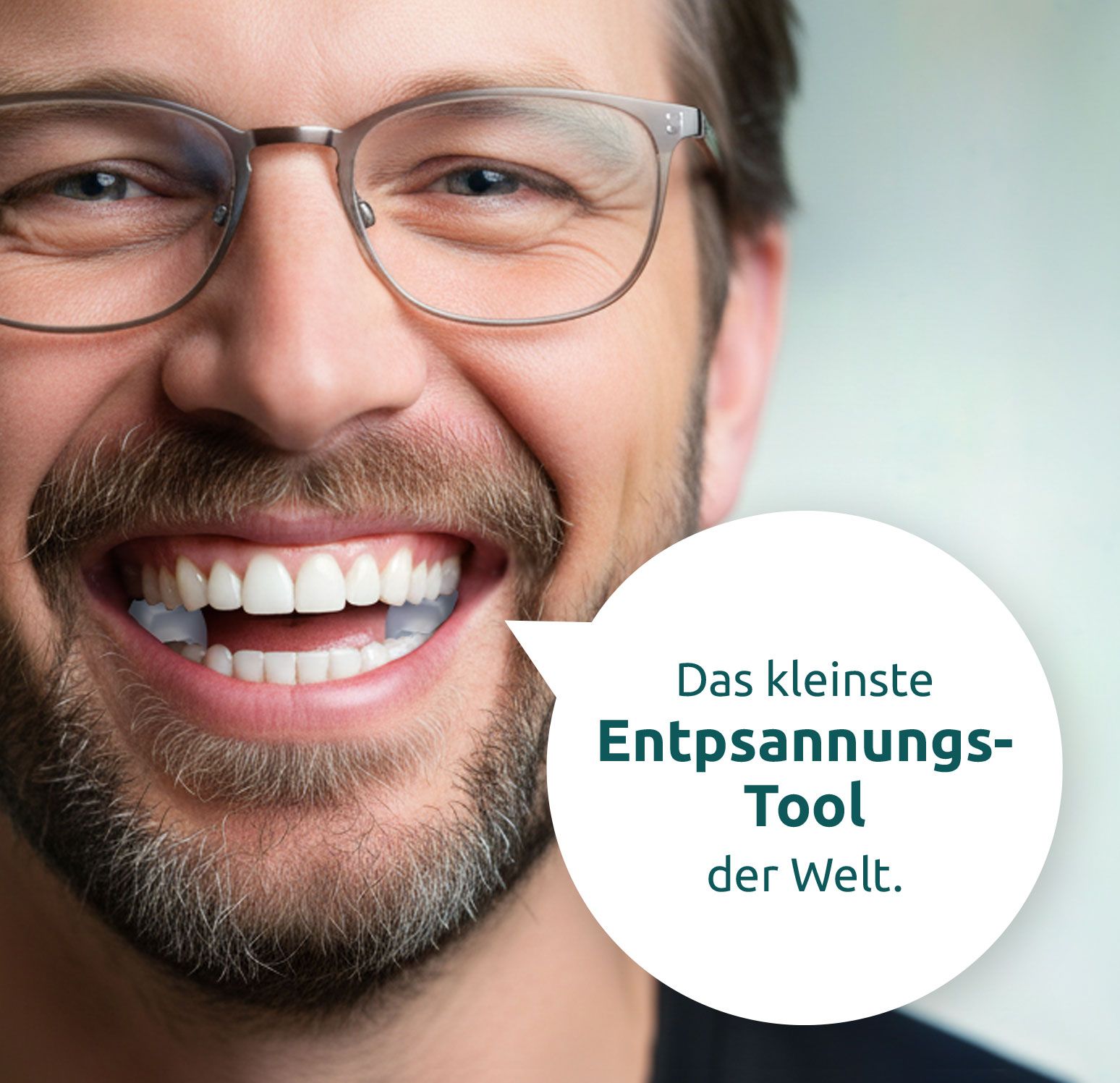 Mann lächelt. TJ-Motion Aligner im Mund. Text: Das kleinste Entspannungs-Tool der Welt.