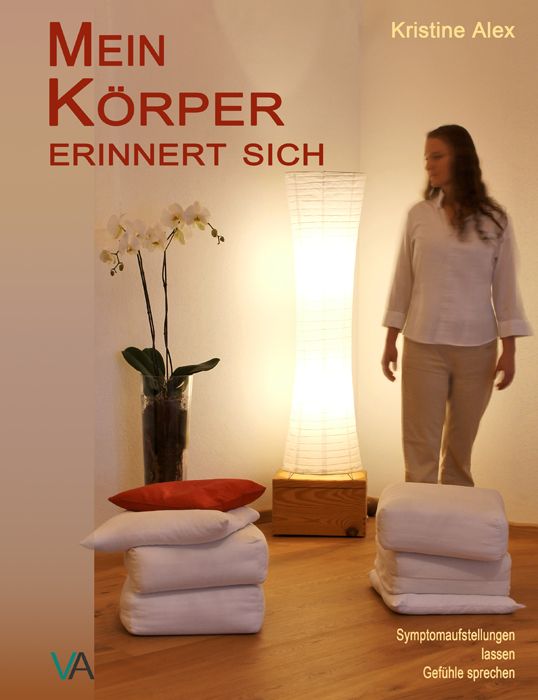 Buchcover mit Titel "Mein Körper erinnert sich" und Autorin Kristine Alex. Im Hintergrund eine Frau und Kissen.