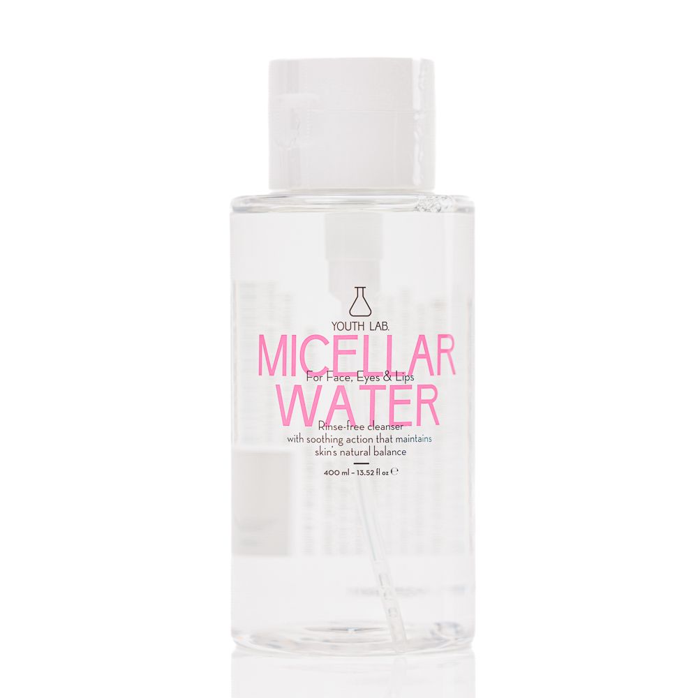 Transparente Flasche mit weißem Deckel. Rosa Schriftzug: Micellar Water. Text: For Face, Eyes & Lips. Marke: YOUTH LAB.