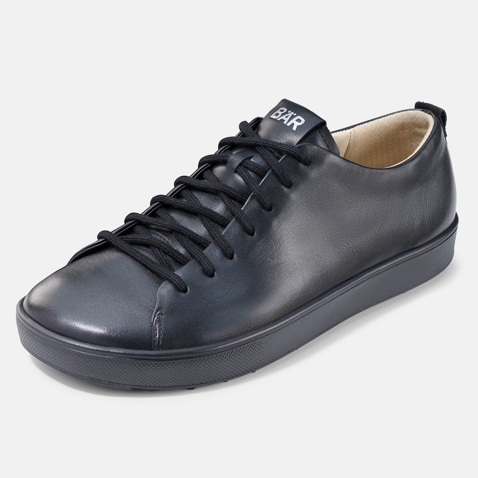 Schwarzer Schnürschuh. Leder-Obermaterial, Gummisohle. Marke BAR auf der Zunge. Unisex-Modell.
