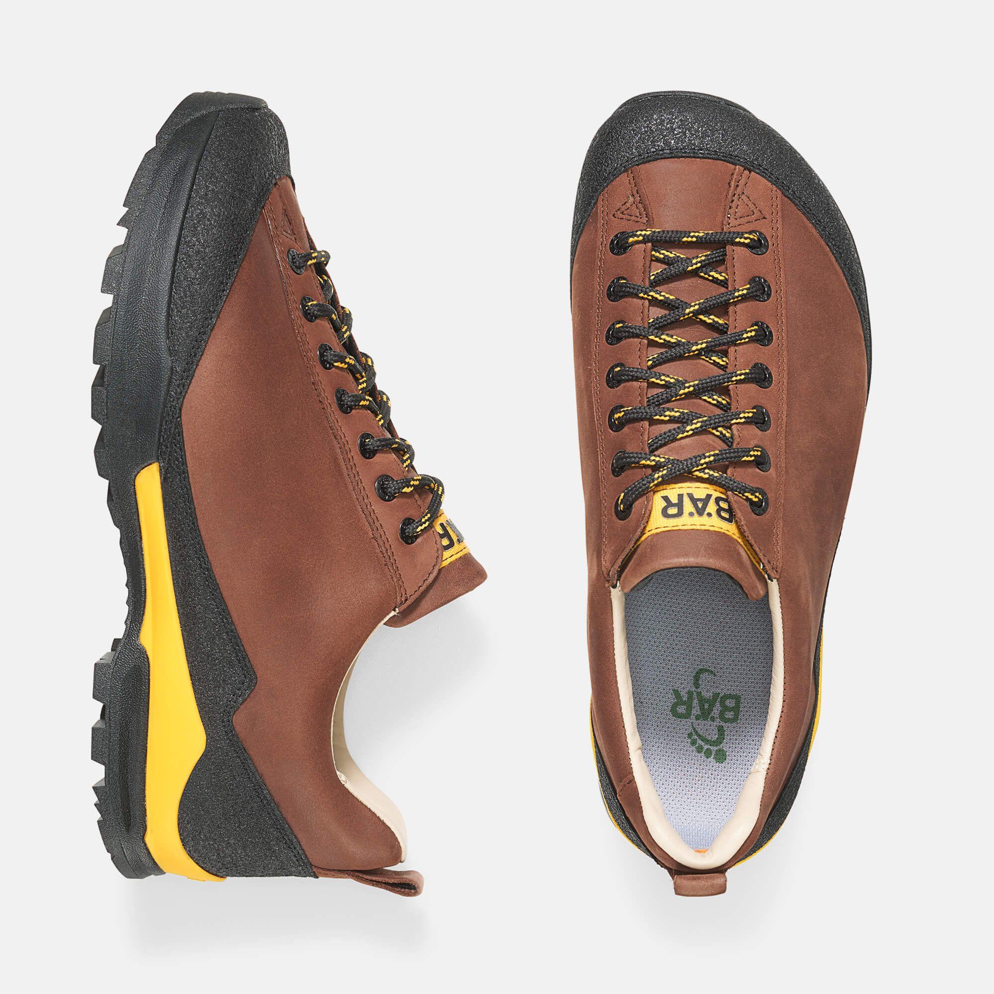 Zwei Wanderschuhe. Braune Farbe, schwarze Sohle und Zehenkappe. Gelbe Akzente. Marke BÄR.