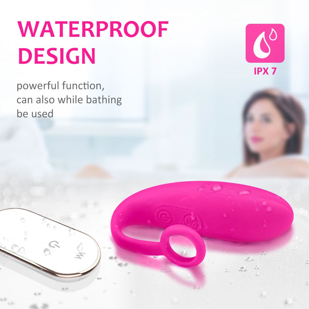 Rosa Vibrator und Fernbedienung. Wasserfest, IPX7-Zertifizierung. Frau im Hintergrund in Badewanne.