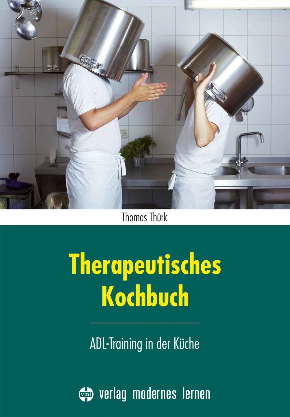 Buchcover mit Titel 'Therapeutisches Kochbuch'. Zwei Personen mit Kochtöpfen auf dem Kopf in einer Küche. Autor: Thomas Thürk.