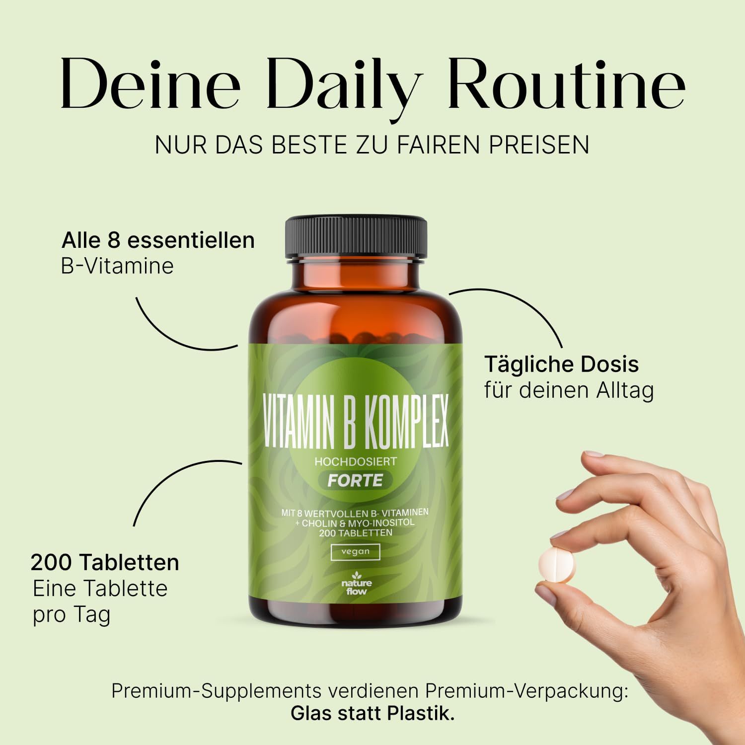 Braune Glasflasche mit grünem Etikett. Aufschrift: Vitamin B Komplex Forte, 200 Tabletten. Hand hält Tablette.