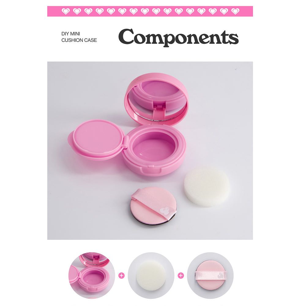 Rosa Mini-Kissen-Etui, geöffnet, mit Spiegel, Schwamm und Applikator. Text: Components.