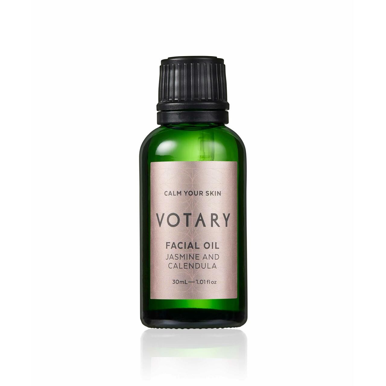 Grüne Glasflasche mit schwarzem Deckel. Etikett mit Text: Votary Facial Oil Jasmine & Calendula. 30ml.