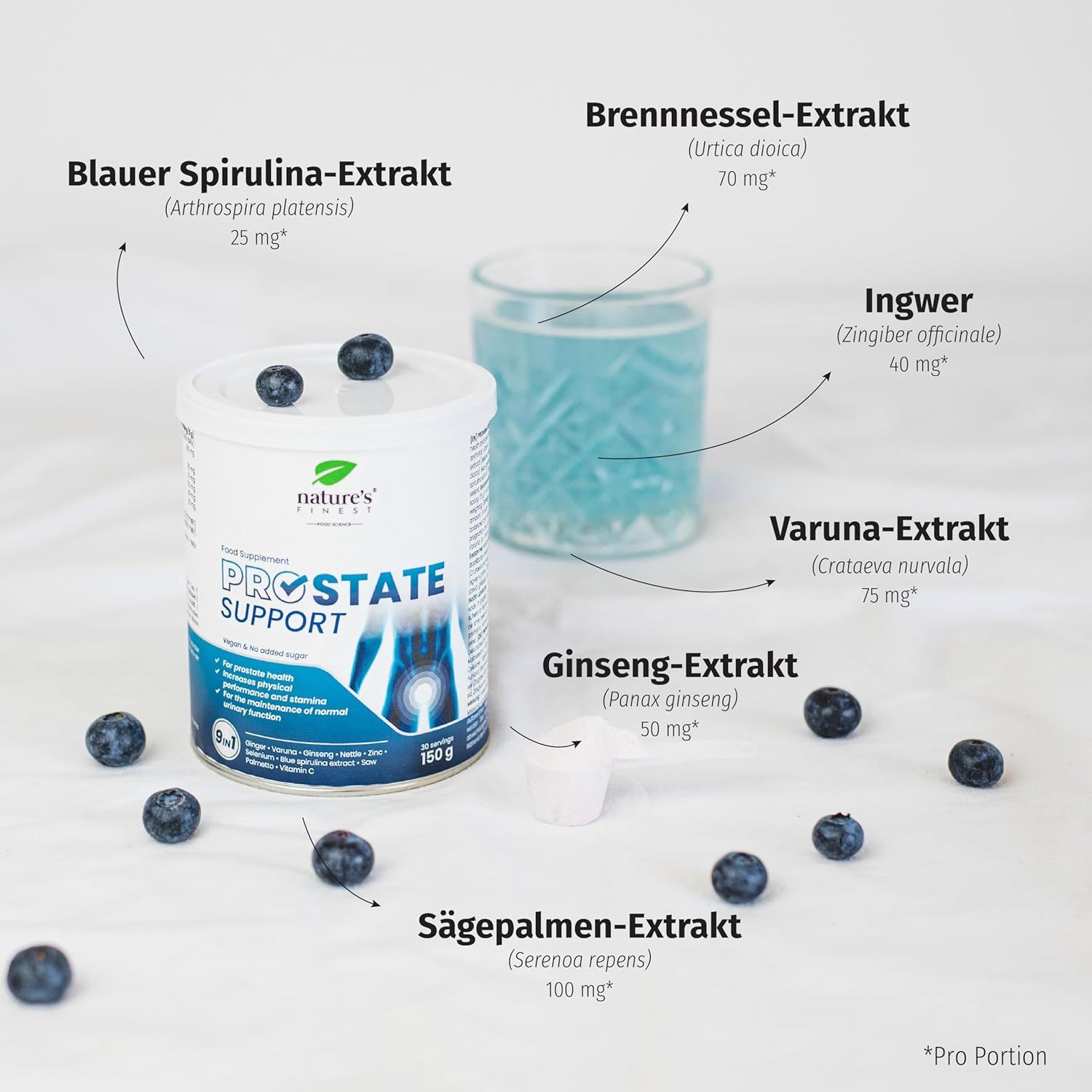 Dose mit Nahrungsergänzungsmittel, Blaubeeren, Glas mit blauer Flüssigkeit, Messlöffel. Inhaltsstoffe: Ingwer, Ginseng, Sägepalme, etc.