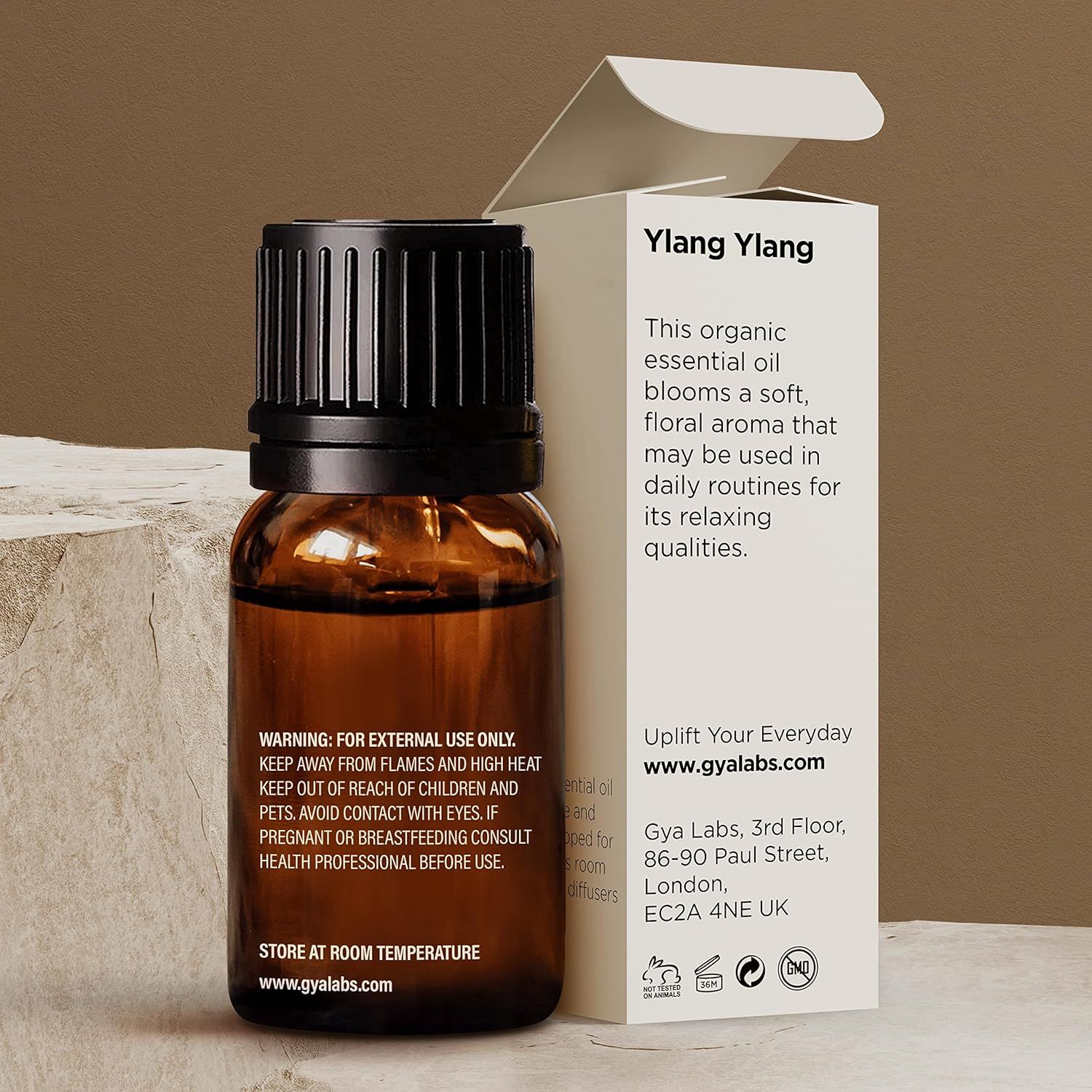 Braune Glasflasche mit schwarzem Deckel und weißer Verpackung. Aufschrift: Ylang Ylang, organic essential oil. Warnhinweis.