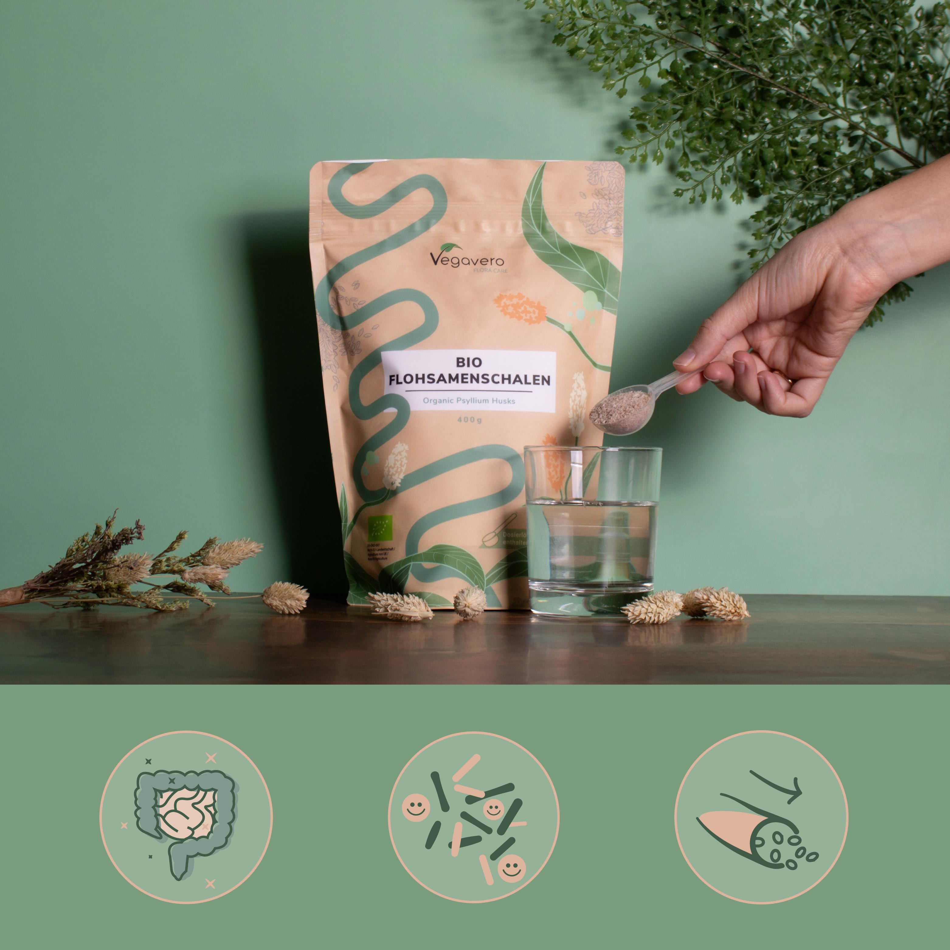 Person gießt Flohsamenschalen in Wasser. Vegavaro BIO Flohsamenschalen-Verpackung. Glas Wasser, Samen.