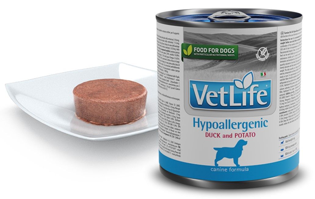 Hundefutterdose und Futter auf einem Teller. Dose mit "VetLife Hypoallergenic Duck and Potato". Auf dem Teller, Futter in Scheiben.
