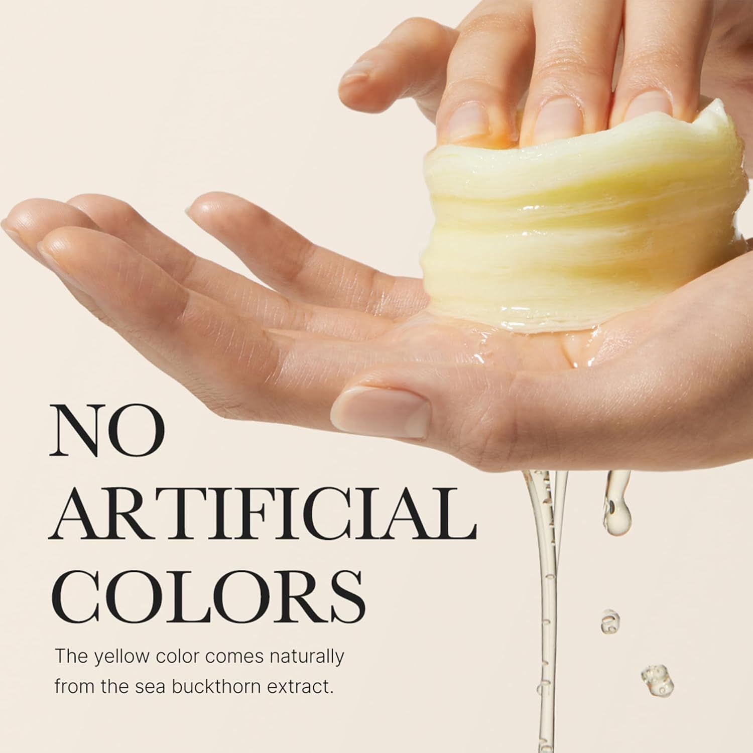 Hände halten ein gelbes Pad. Text: NO ARTIFICIAL COLORS. Der gelbe Farbton kommt natürlich vom Sanddornextrakt.