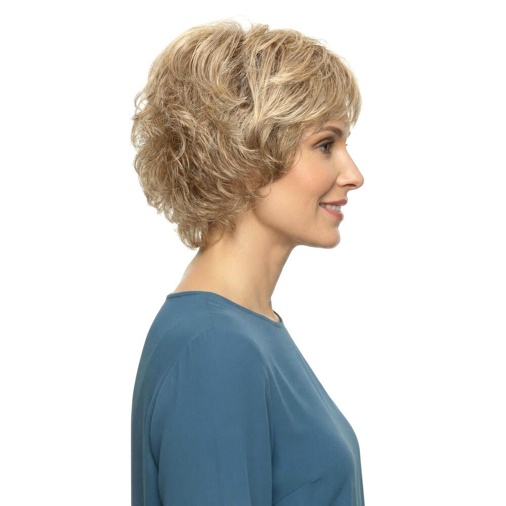 Blonde Kurzhaarperücke. Frau mit blauem Oberteil. Seitenansicht.