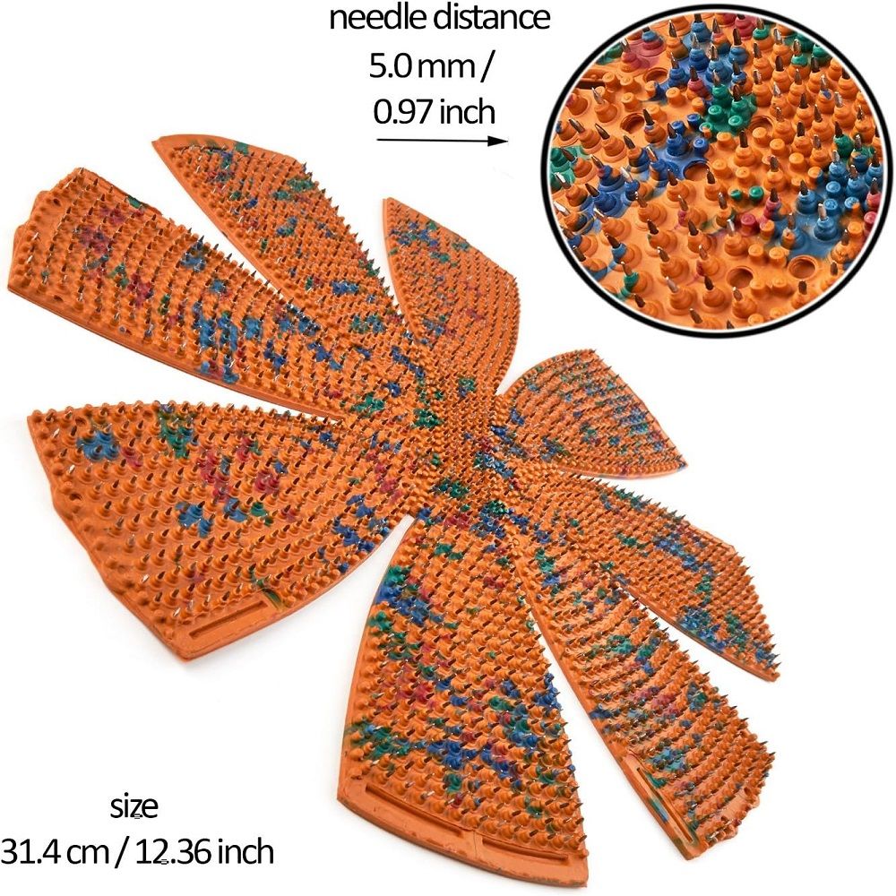 Orangefarbene Matte mit Noppen. Nahaufnahme der Noppen. Größe: 31,4 cm / 12,36 Zoll. Nadelabstand: 5,0 mm / 0,97 Zoll.