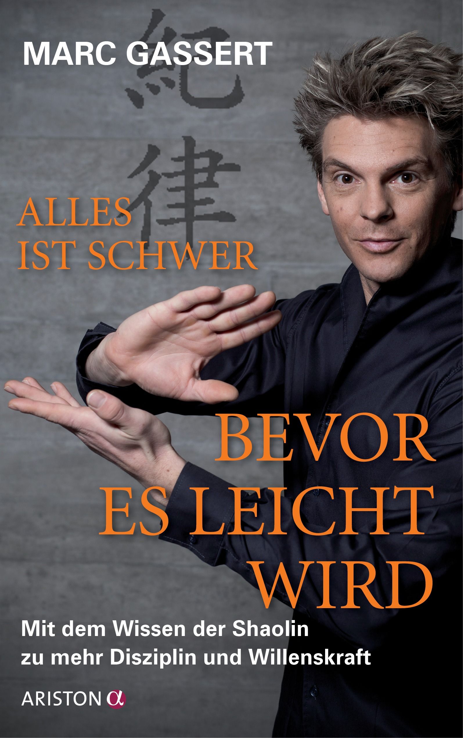 Buchcover mit Mann. Titel: Alles ist schwer, bevor es leicht wird. Autor: Marc Gassert. Verlag: Ariston.