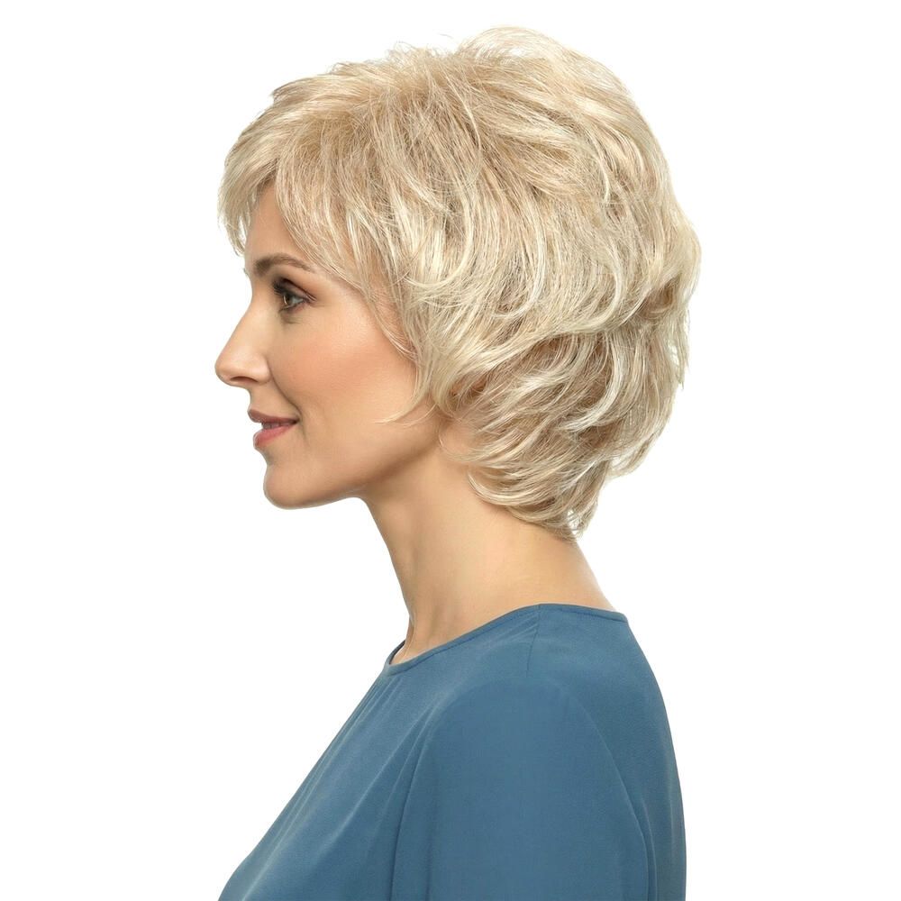 Kurzhaarperücke, blonde Strähnen. Seitenansicht einer Frau mit blauem Oberteil.