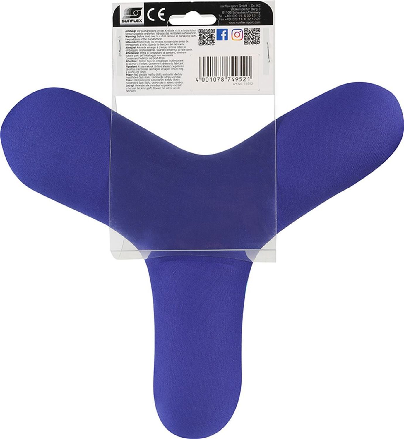 Rückseite eines blauen, dreieckigen Boomerangs in Verpackung. Transparente Kunststoffverpackung. CE-Kennzeichnung.