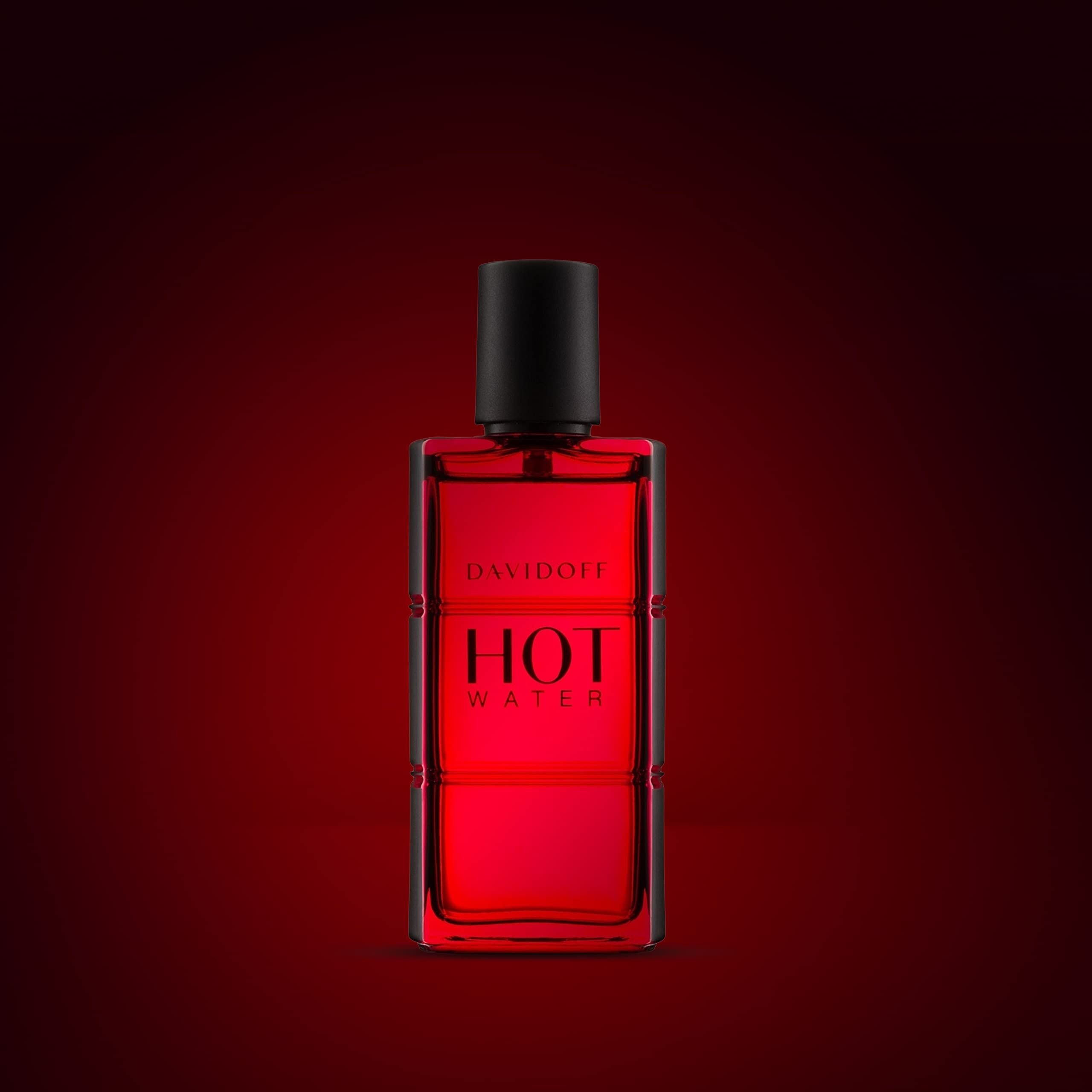 Davidoff Hot Water Eau de Toilette Spray. Rote Flasche mit schwarzem Deckel. Auf rotem Hintergrund.