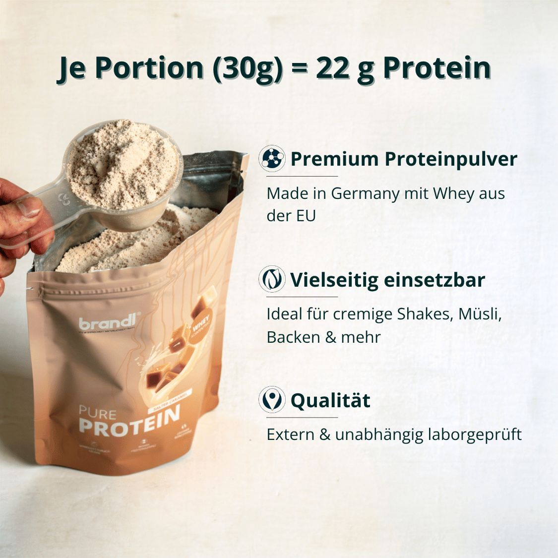 Geöffnete Proteinpulver-Packung mit Messlöffel. Text: "Je Portion (30g) = 22 g Protein". Informationen zu Qualität und Anwendung.