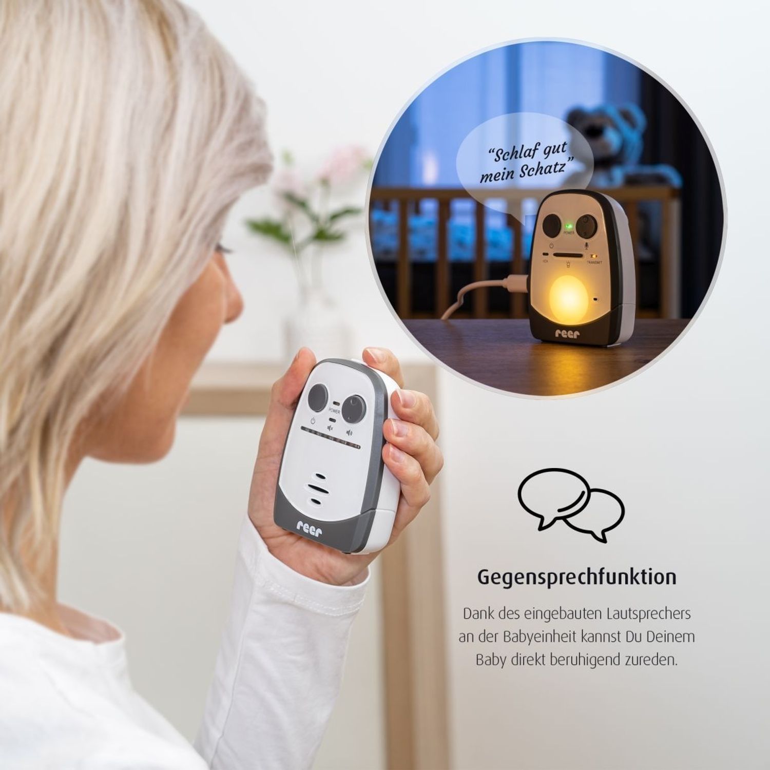 Reer Cosmo Babyphone Elterneinheit in Hand, mit Babyeinheit im Hintergrund.