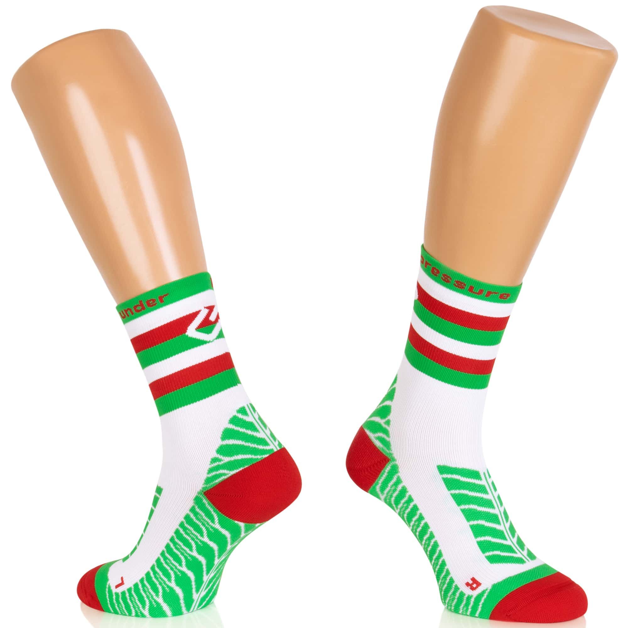 Weiße Socken mit grünen und roten Akzenten. Text: "Under Pressure". Auf Schaufensterpuppenbeinen präsentiert.
