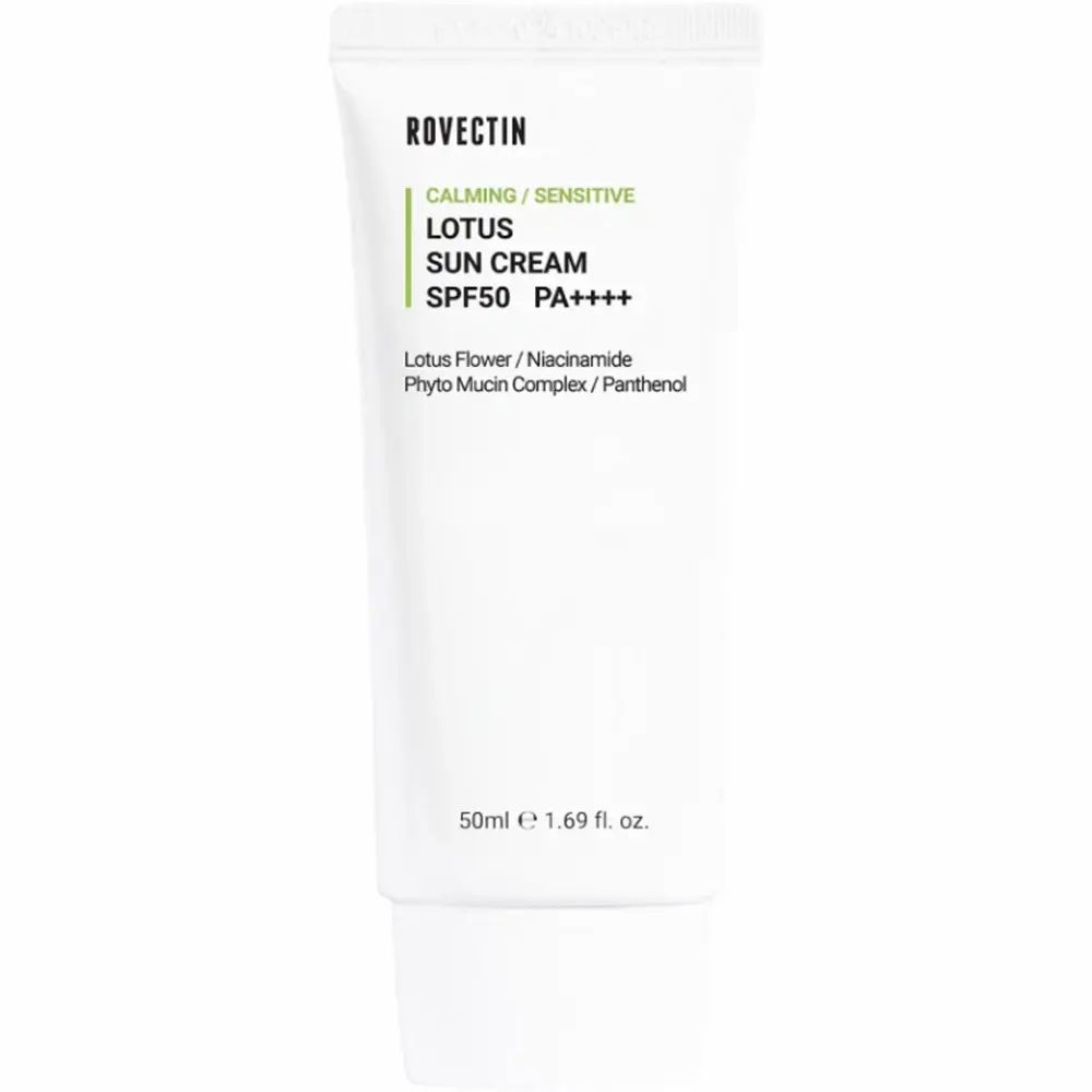 Weiße Tube mit grüner Schrift. ROVECTIN, CALMING/SENSITIVE, LOTUS SUN CREAM SPF50 PA++++. Inhaltsstoffe: Lotusblüte, Niacinamid, Phyto Mucin Complex, Panthenol. 50ml.