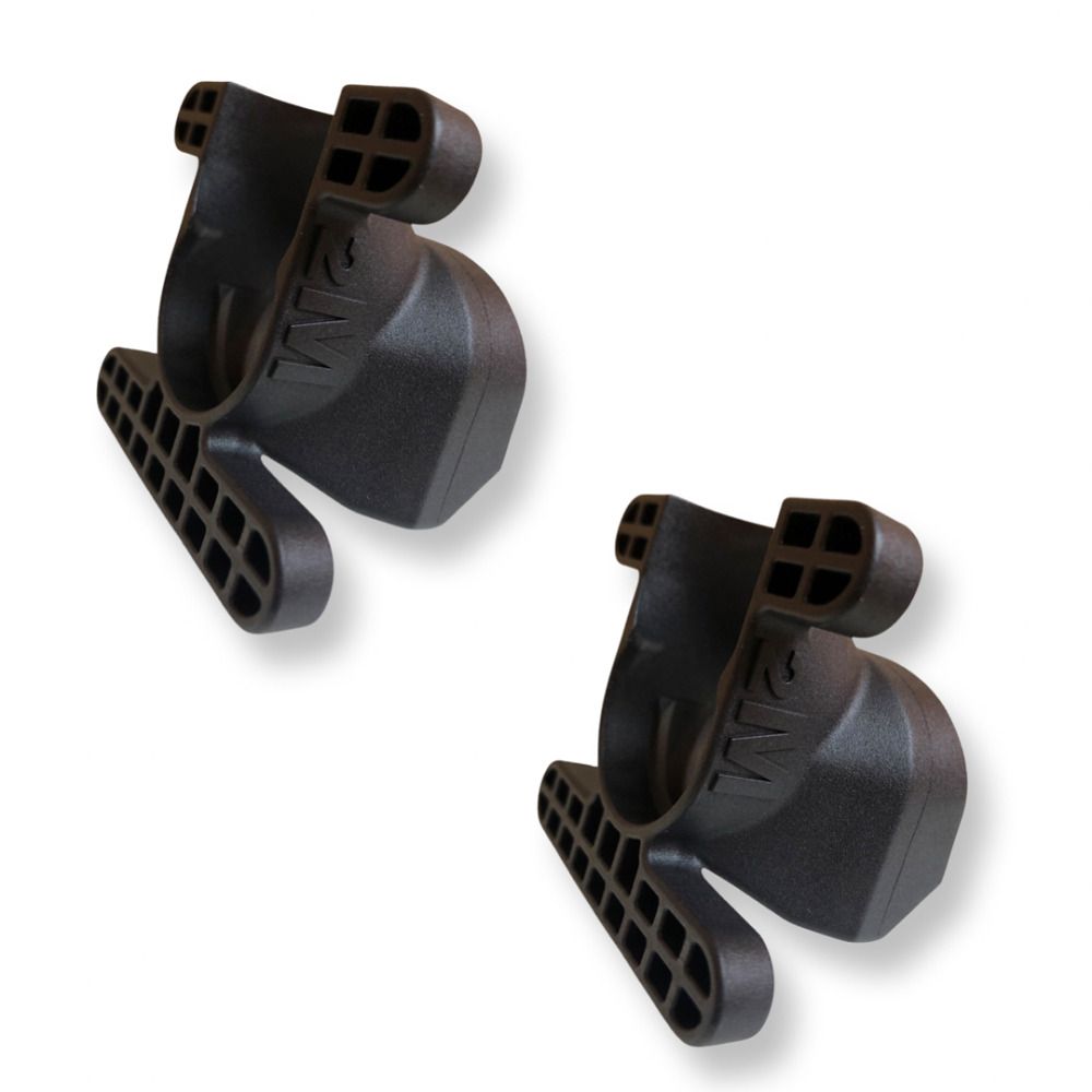 Zwei schwarze Hantelverschlüsse mit rechteckigen Öffnungen. Geprägt: 2M.