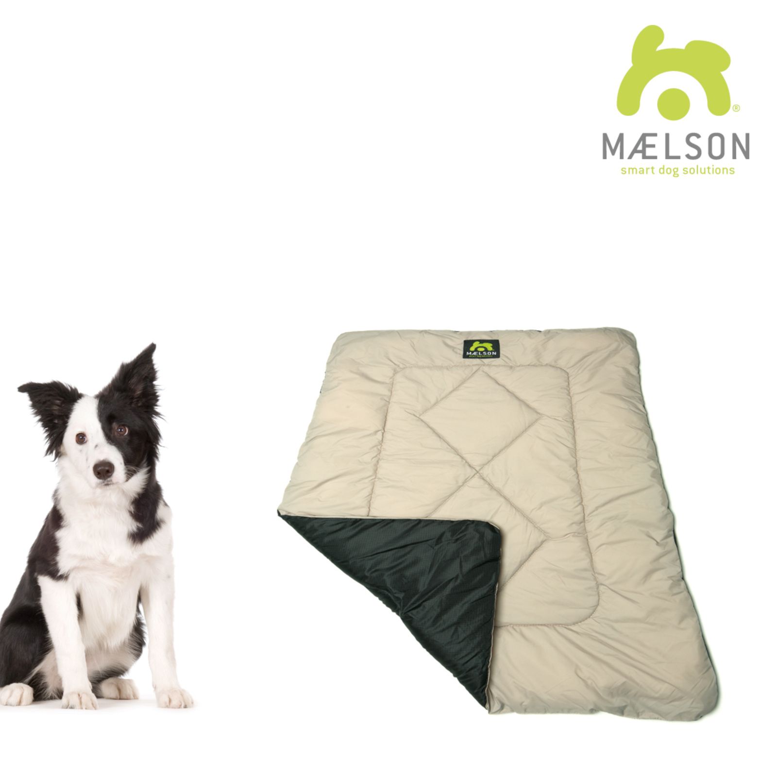 Beige Hundedecke mit schwarzer Unterseite. Quadratisches Steppmuster. Logo von MAELSON.