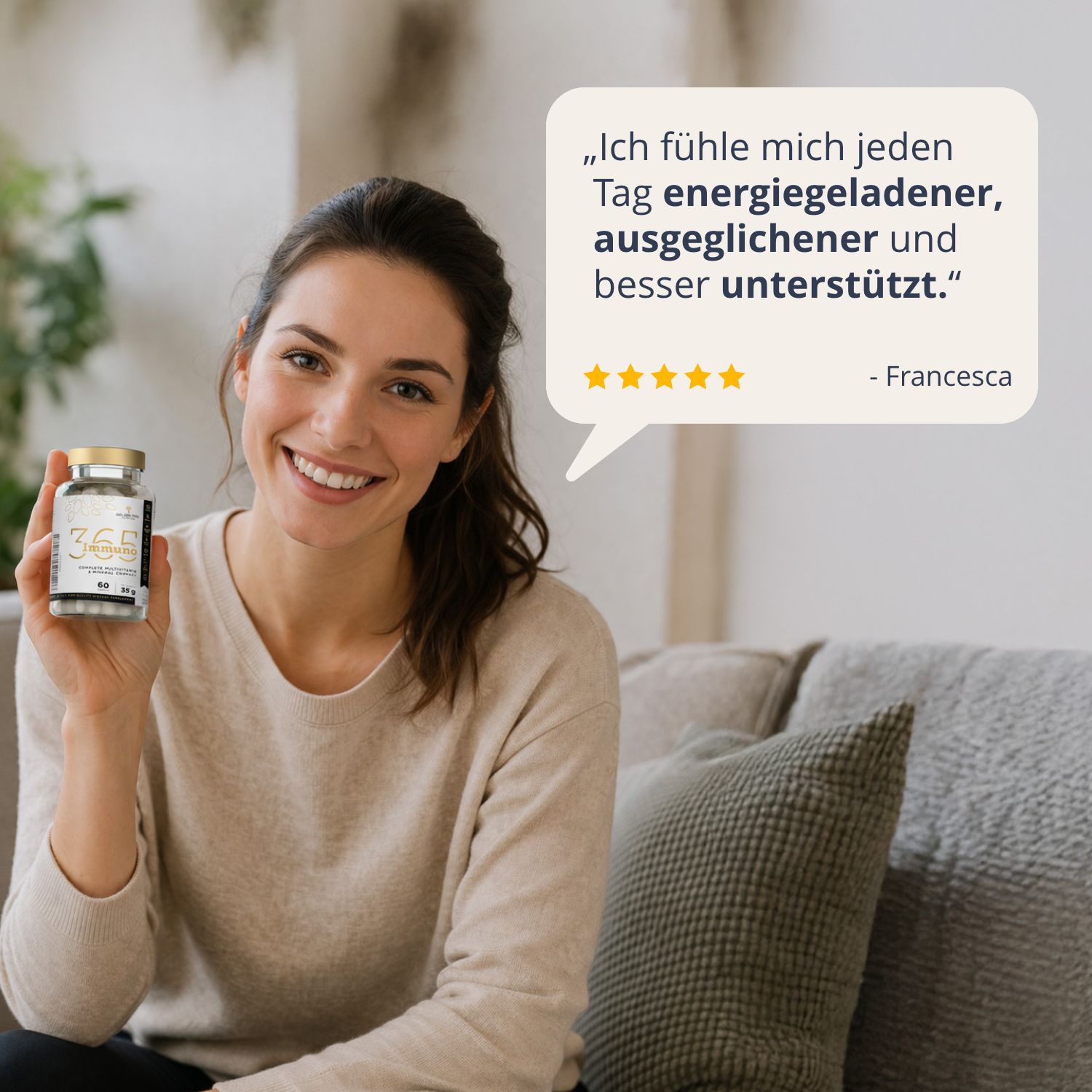 Frau hält Immuno365 Flasche, fühlt sich energiegeladener und besser unterstützt.