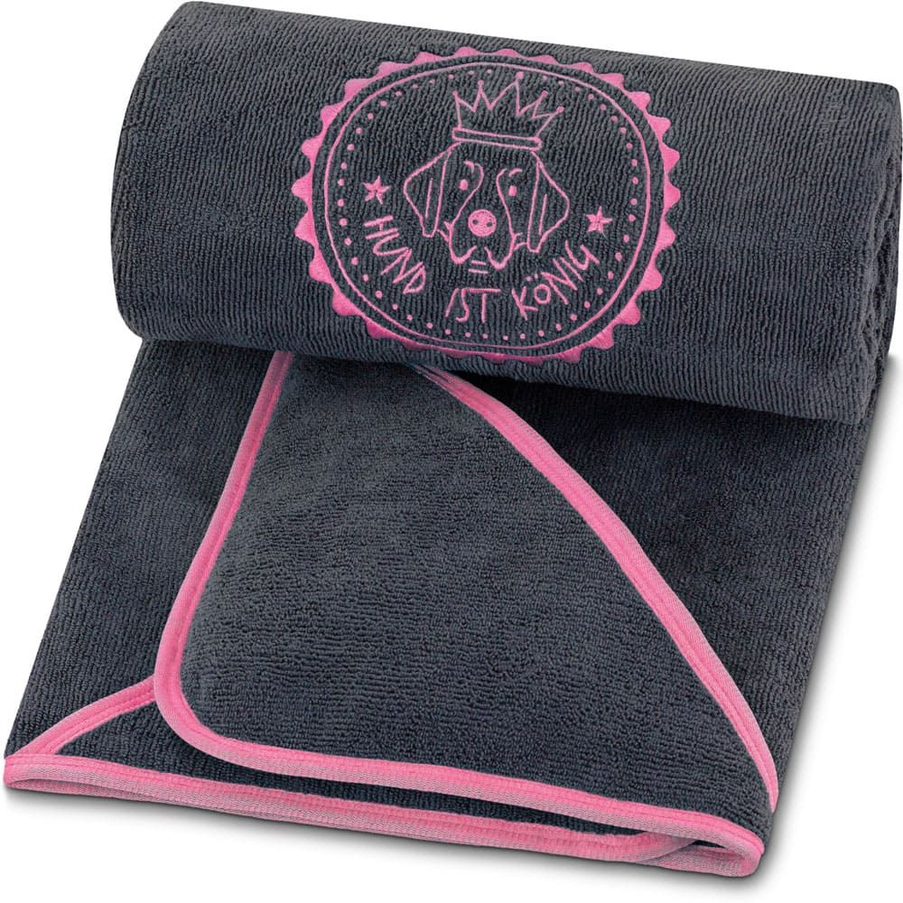 Graues Hundehandtuch, gerollt und ausgebreitet. Rosa Einfassung und Logo mit Krone und Schriftzug.