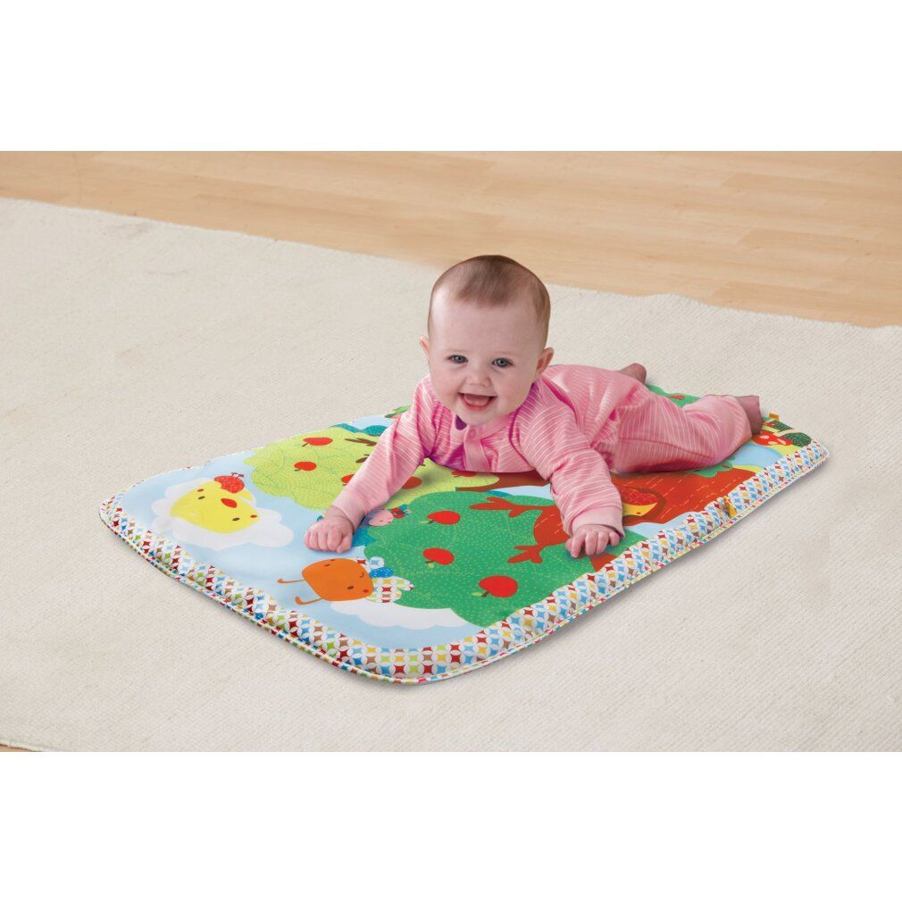 Baby liegt auf Spielmatte mit bunten Waldtieren. Bunte Umrandung.