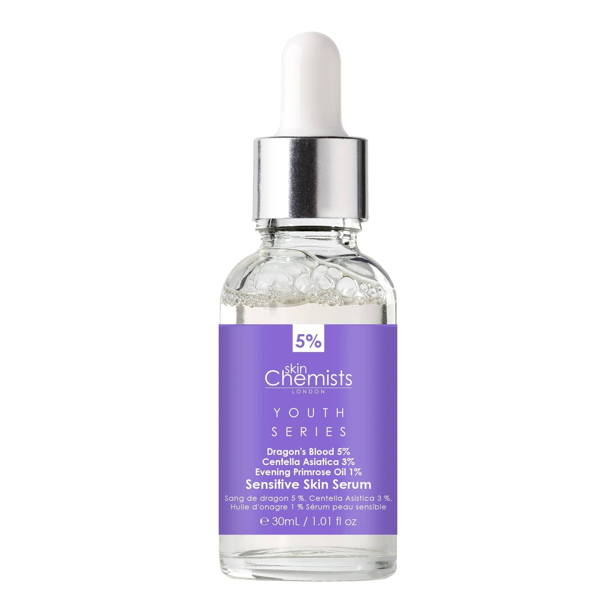 SkinChemists Serumflasche. Glasflasche mit Pipette. Lila Etikett mit Text: Youth Series, Dragon's Blood 5%, Sensitive Skin Serum.