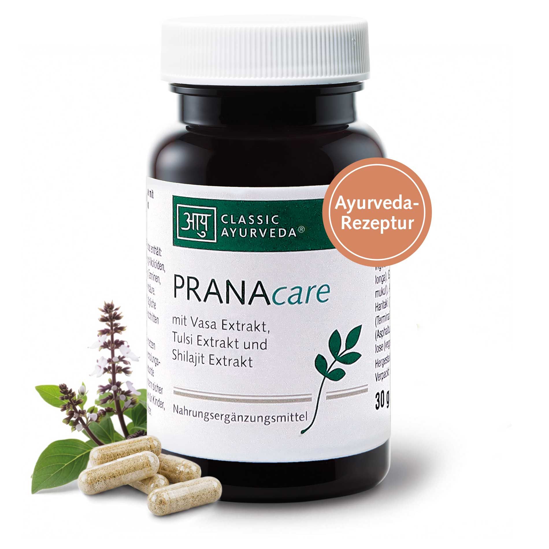 Dunkle Braunglasflasche mit weißem Deckel, gefüllt mit Kapseln. Beschriftung: Classic Ayurveda PRANAcare.