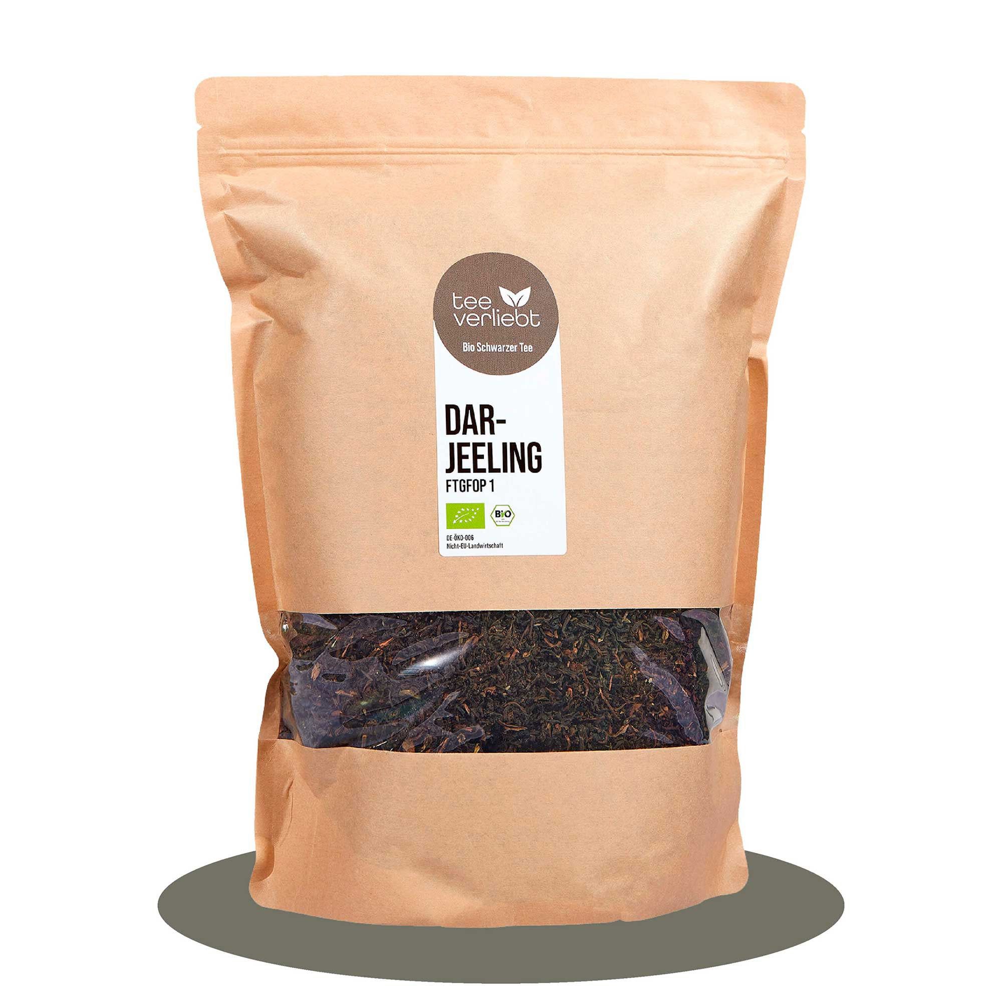 Beutel mit losem Schwarztee. Sichtfenster zeigt Tee. Aufschrift: Darjeeling FTGFOP1 Bio. Logo: teeverliebt.