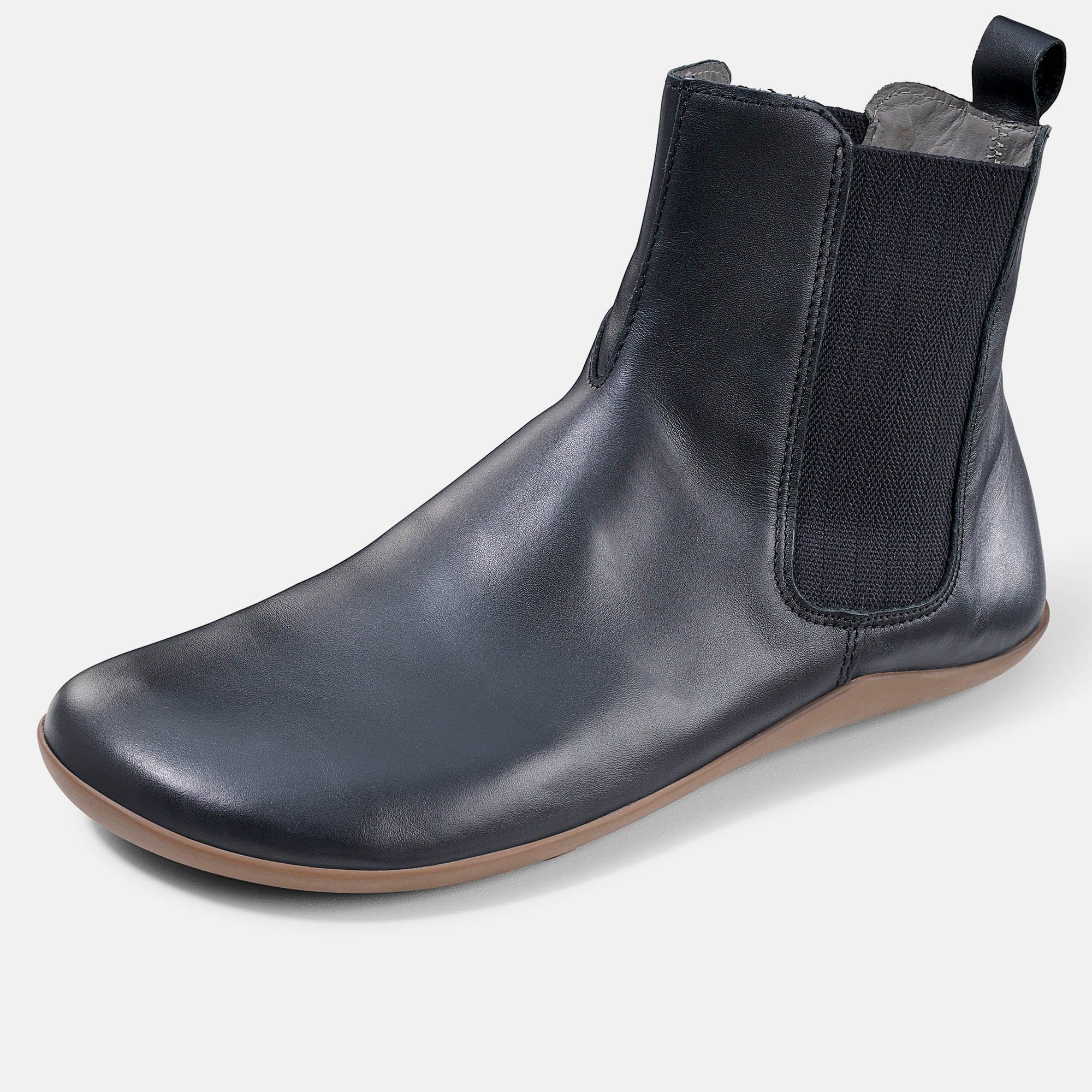 Schwarze Stiefelette, flache Sohle, breite Passform. Elastischer Einsatz an der Seite. Schuhansicht von vorne.